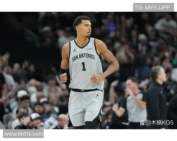 马刺与雷霆常规赛激战回顾球员表现与战术分析全面解读